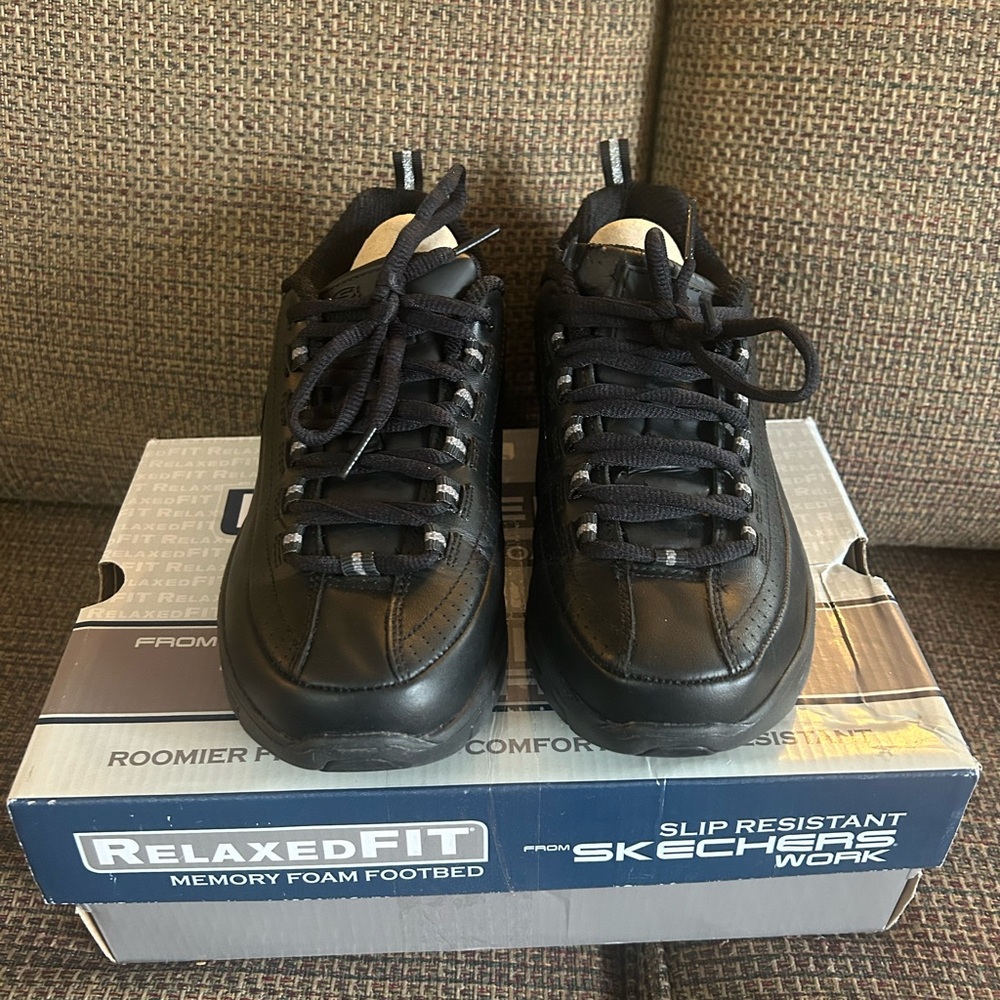 Men’s Size 6 Skechers Black Relaxed Fit Memory Foam Shoe